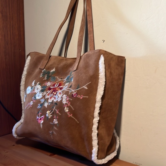 NWT Johnny Was suede Acacia Sherpa tote Italian leather with embroidery - Picture 6 of 13